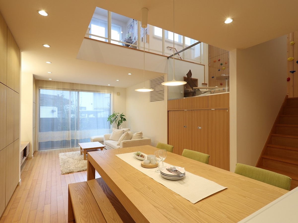 家族が集まりやすいダイニングを住まいの中心に配置。家族の会話を育む工夫です。