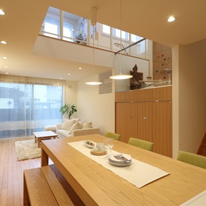 家族が集まりやすいダイニングを住まいの中心に配置。家族の会話を育む工夫です。