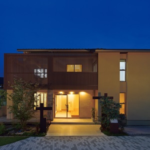 格子を取り入れた住まいは、シンプルで洗練された印象があり、温かみのあるナチュラル感も併せ持っています。