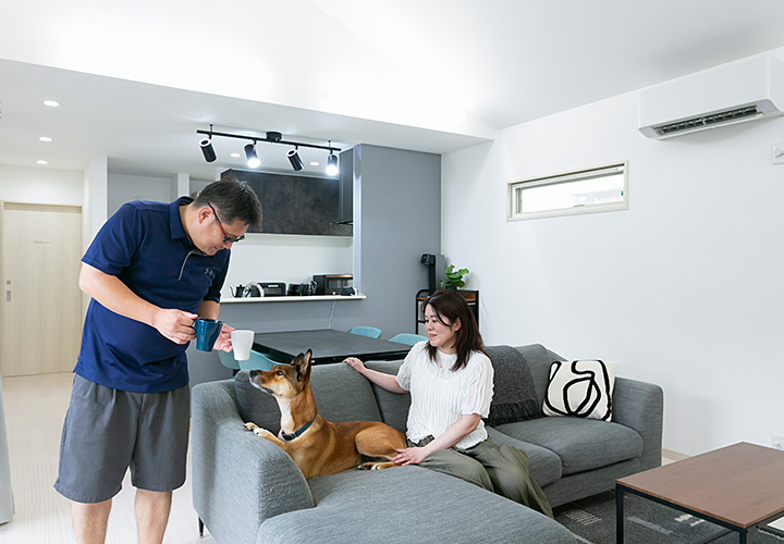 case 44 愛犬とのびのび過ごす 陽だまりのような床のぬくもりで冬を忘れる半袖ライフ