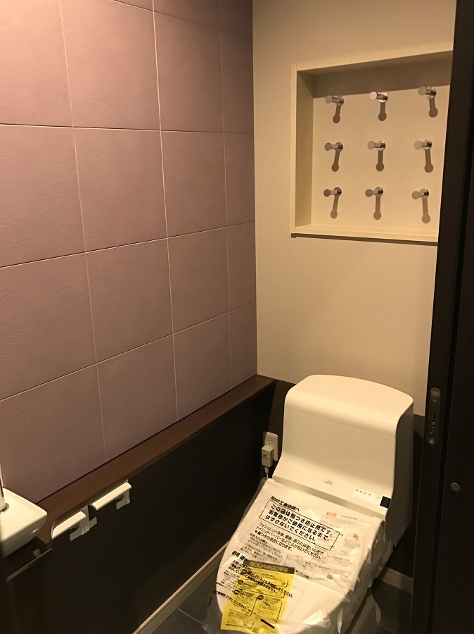 優しい紫色の壁材を使ったトイレです。壁材は調湿・防臭の効果があるので空気をきれいにしてくれます。