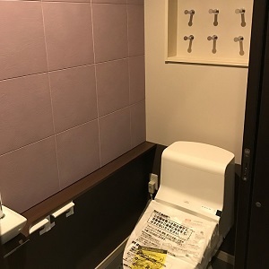 優しい紫色の壁材を使ったトイレです。壁材は調湿・防臭の効果があるので空気をきれいにしてくれます。